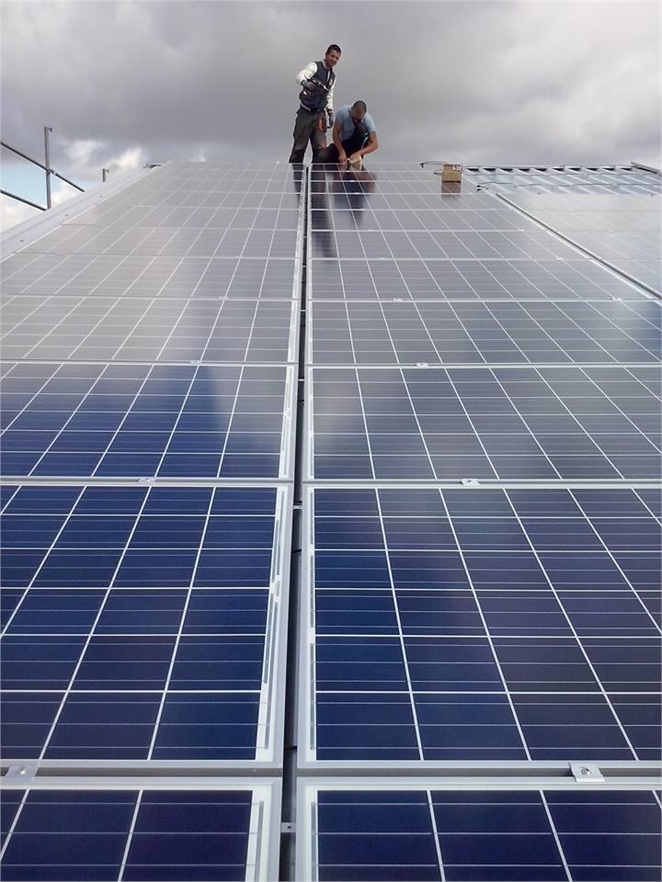 Reparatur von Dachkonstruktionen und Montage von Solarsystemen