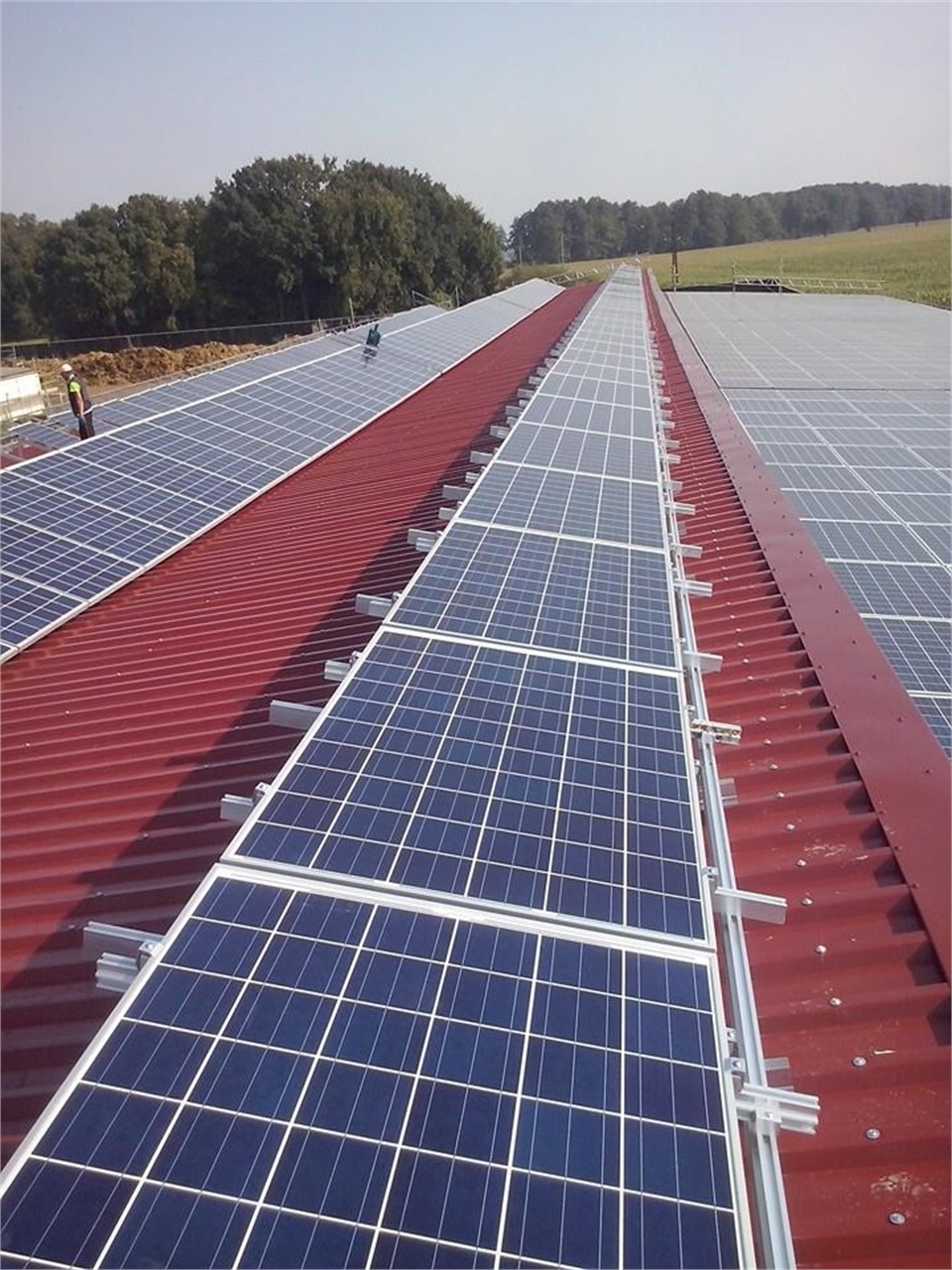 Reparatur von Dachkonstruktionen und Montage von Solarsystemen