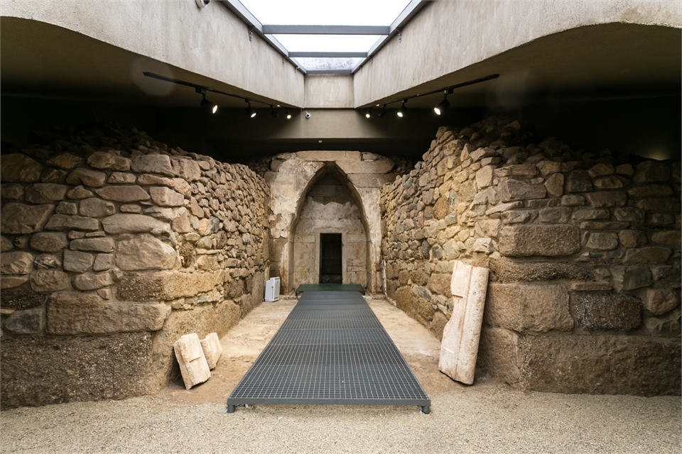 „Консервация, реставрация и социализация на тракийски могили „Хелвеция“ и „Грифони“ и приемна сграда“, реализирани по Програма БГ08 „Културно наследство и съвременни изкуства“, Мярка 1 „Реставриране обновяване и опазване на културното наследство“