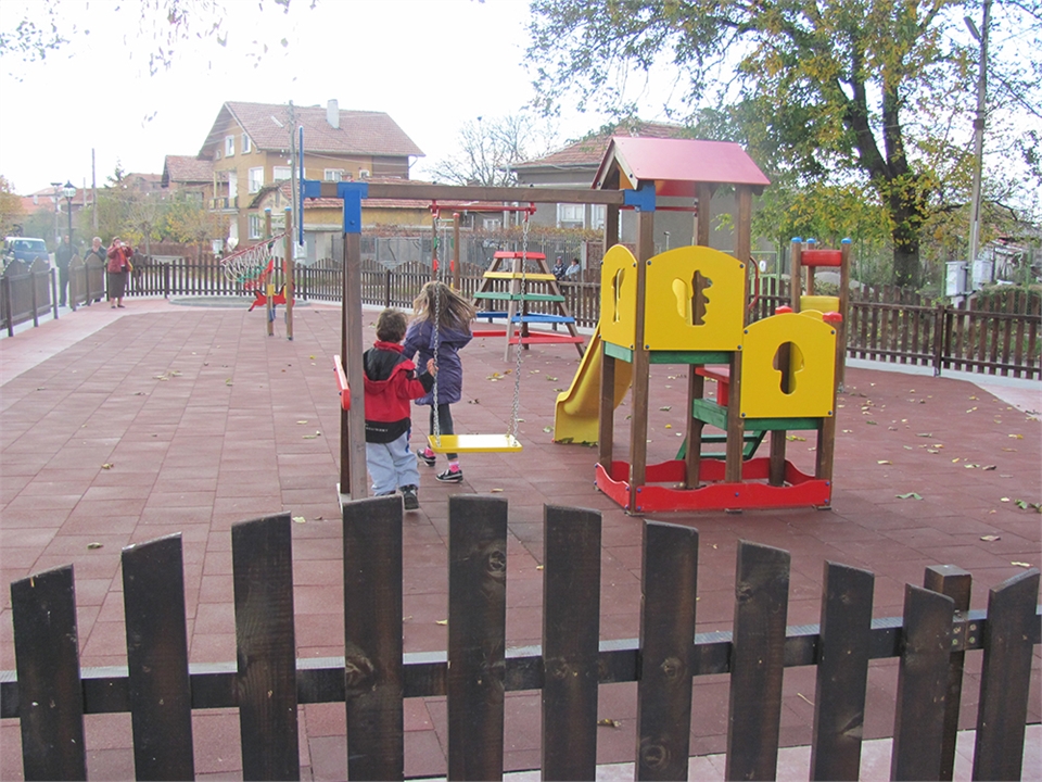 Реновиране на детска площадка в кв. Маслово, Костинброд