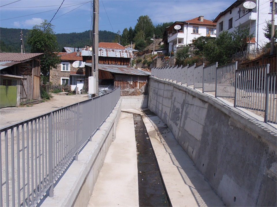Възстановяване на подпорни стени и водосток, с. Борино