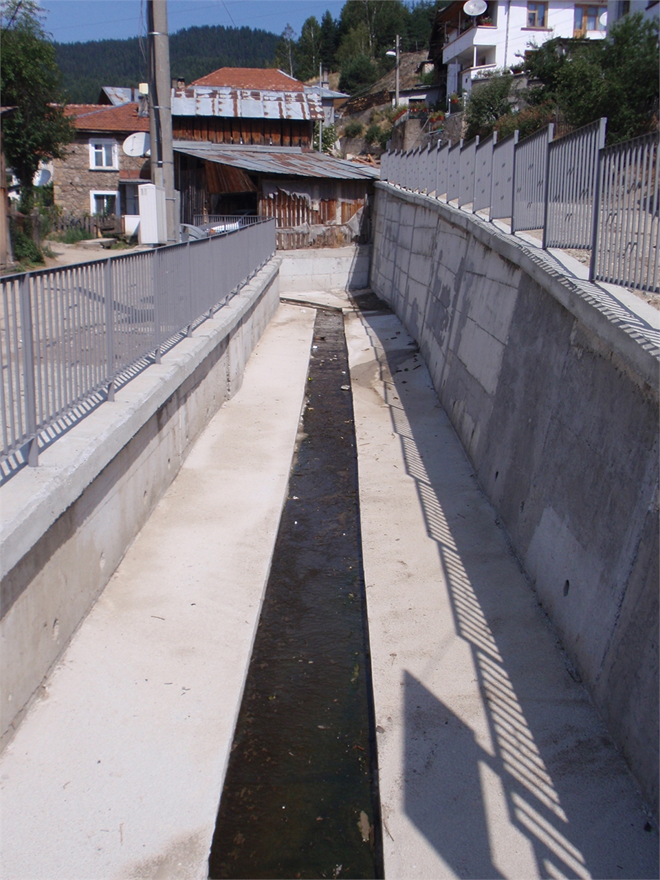 Възстановяване на подпорни стени и водосток, с. Борино