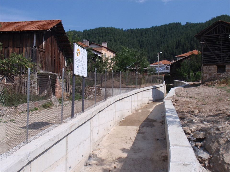 Restoration of retaining walls and culvert in Borino