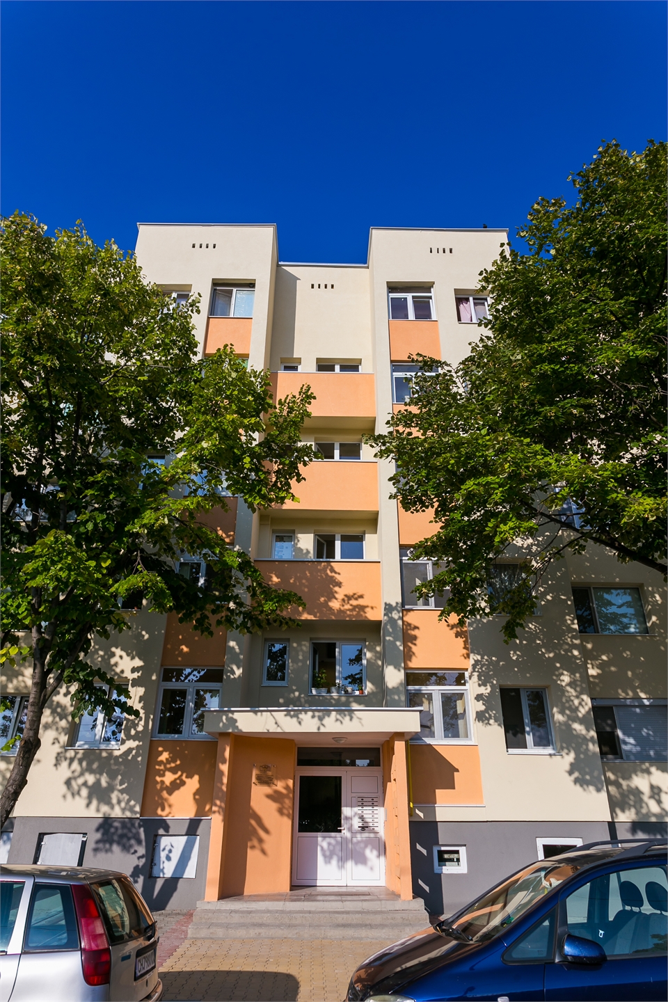 Многофамилна жилищна сграда  с адрес гр.Нова Загора, ул. „Константин Фотинов” № 1-3.
